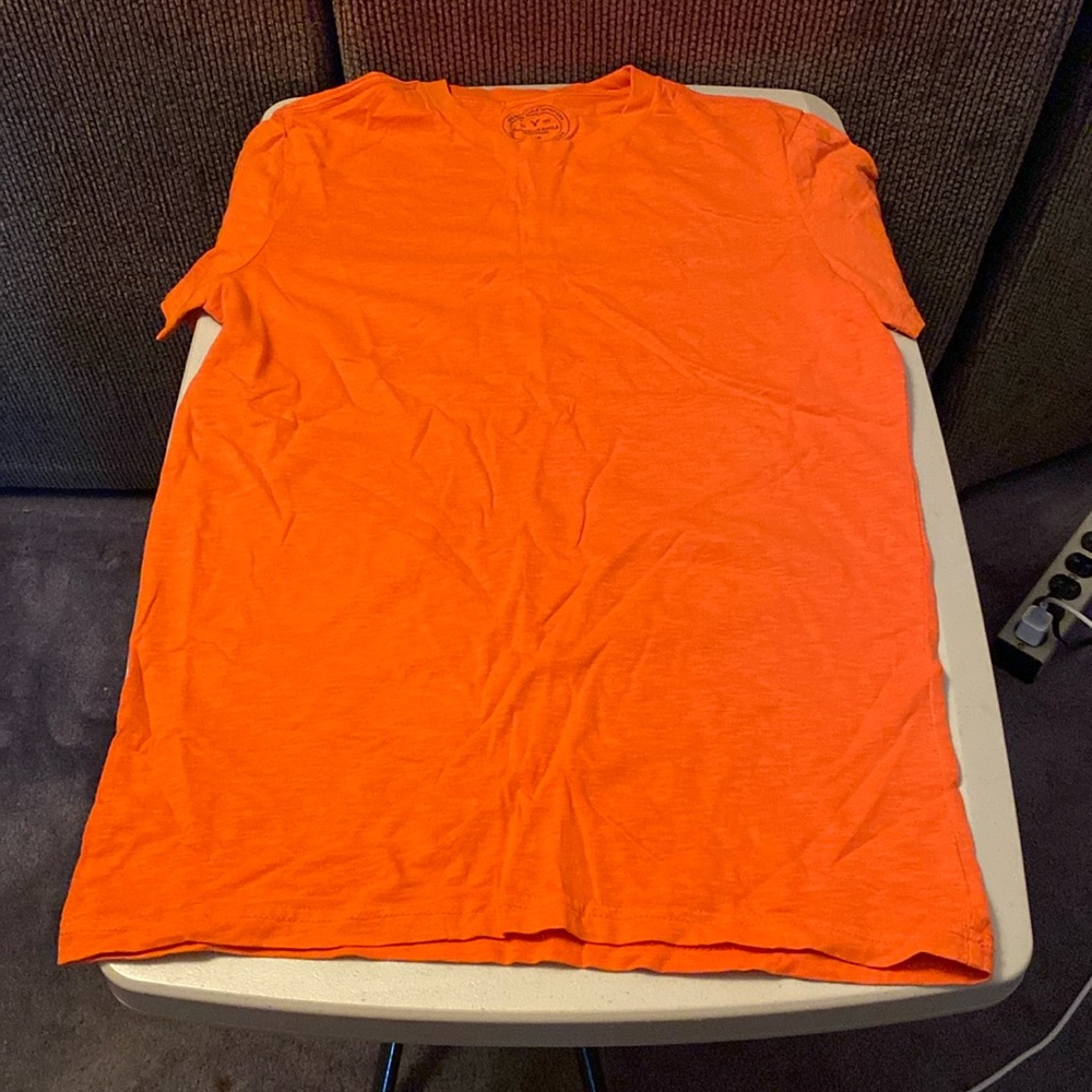 American Eagle short sleeve t-shirt. Color: Orange. Size: S